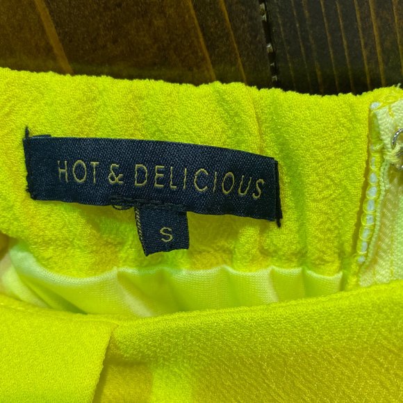 Lemon-Yellow Scallop-Trimmed Shorts- Small - Picture 3 of 3